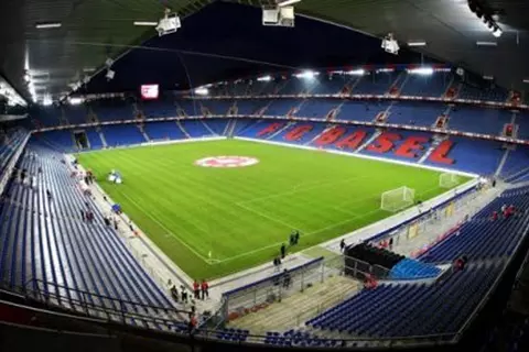 تسبب في أضرار بالغة.. حريق ضخم يصيب ملعب بازل السويسري